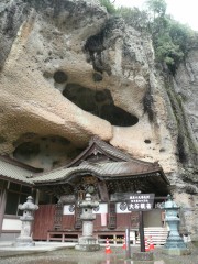 弘法大師が洞穴に刻んだ石仏がある